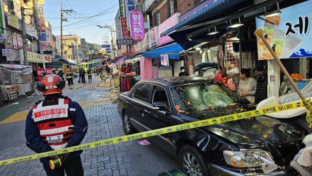 지난달 31일 오후 4시 18분께 서울 양천구 목동 깨비시장에서 70대 남성이 모는 승용차가 돌진해 다수의 부상자가 발생했다. 연합뉴스