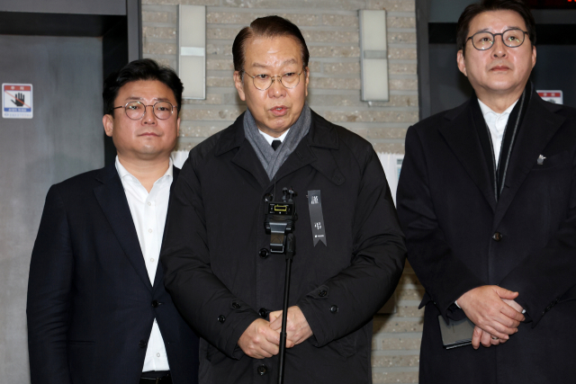권영세 국민의힘 비상대책위원장이 2025년 을사년(乙巳年) 첫 날인 1일 서울 여의도 당사에서 현안 관련 비공개 회의를 마치고 나서며 취재진의 질문에 답하고 있다. 뉴스1