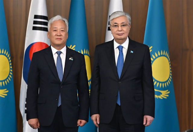 이평구(왼쪽) 한국지질자원연구원장과 카심조마르트 토카예프 카자흐스탄 대통령이 지난해 6월 리튬 탐사 회의를 마치고 기념 촬영을 하고 있다. 사진 제공=한국지질자원연구원