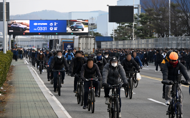 2024년을 엿새 남긴 26일 울산 북구 현대자동차울산공장 명촌정문으로 근로자들이 퇴근하고 있다. 울산=조태형 기자 2024.12.26