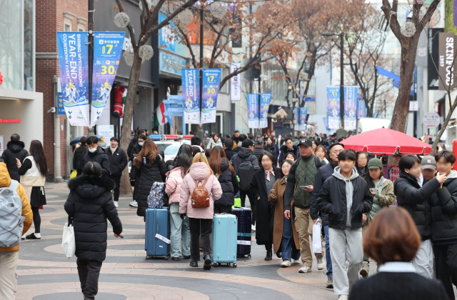 지난달 30일 서울 중구 명동길을 찾은 외국인관광객들이 이동하고 있다. 연합뉴스