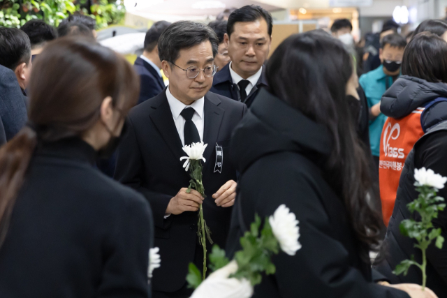 김동연 경기도지사가 1일 오후 전남 무안국제공항에 마련된 '제주항공 여객기 참사 희생자 합동분향소'를 찾아 조문하고 유가족들을 위로하고 있다. 사진 제공 = 경기도