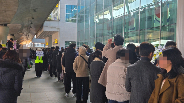 1일 전남 무안국제공항을 찾은 추모객들이 분향소 입장을 위해 줄지어 서있다. 무안=이승령 기자