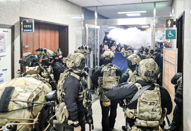국회 본청으로 진입하는 계엄군. 연합뉴스