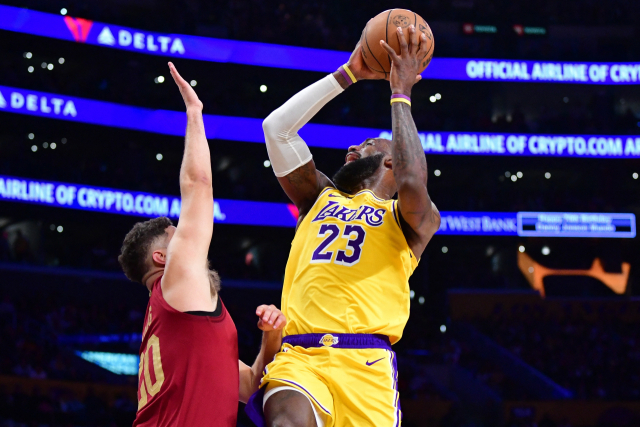 미국프로농구(NBA) 클리블랜드전에서 골밑슛을 하는 LA 레이커스의 르브론 제임스(오른쪽). 연합뉴스