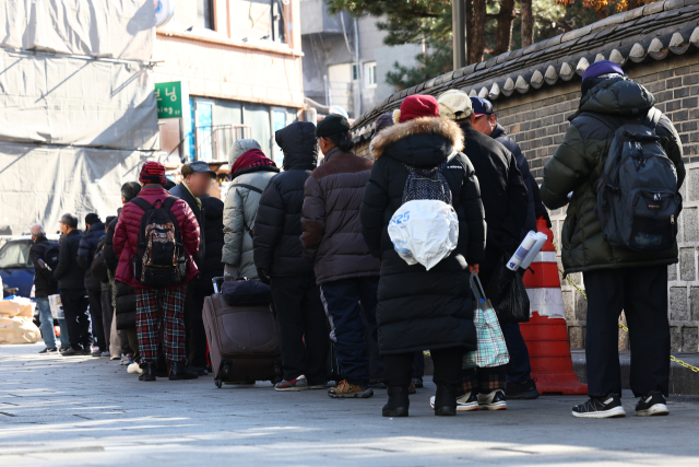 어르신들이 지난달 24일 서울 종로구 탑골공원 원각사 노인무료급식소 앞에 줄을 서있다. 연합뉴스