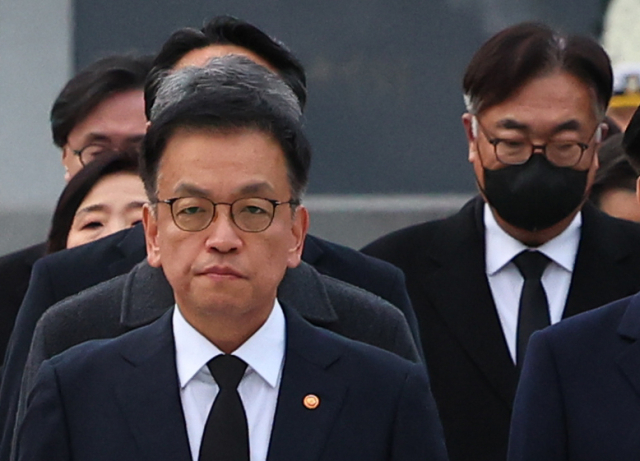 최상목 대통령 권한대행 부총리 겸 기획재정부 장관이 2025년 새해 첫날인 1일 국립서울현충원을 찾아 현충탑 참배를 마친 뒤 이동하고 있다. 최 권한대행 오른쪽 뒤로 이날 참배에 동행한 정진석 대통령 비서실장의 모습이 보인다. 연합뉴스