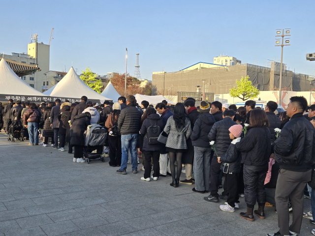 새해 첫날인 1일 오후 광주광역시 동구 5·18민주광장에 마련된 ‘제주항공 여객기 참사 희생자 합동분향소’에는 추모객들의 발길이 끊이지 않았다. 광주=박지훈 기자 jhp9900@sedaily.com