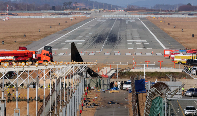 지난달 30일 전남 무안군 무안국제공항 제주항공 여객기 참사 현장에 전날 제주항공 여객기 스키드마크가 보이고 있다. 무안=성형주 기자