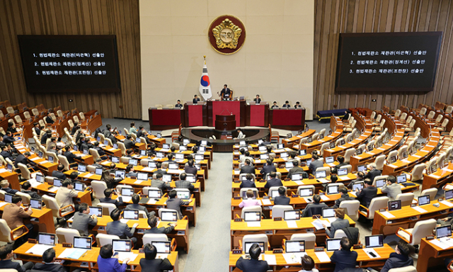 지난해 12월 26일 국회 본회의에서 야당 주도로 마은혁·정계선·조한창 헌법재판소 재판관 선출안이 통과되고 있다. 연합뉴스