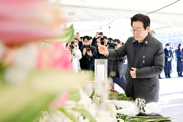 이재명 더불어민주당 대표가 새해 첫날인 1일 오전 광주 동구 5·18 민주광장에 설치된 '제주항공 여객기 참사 희생자 합동분향소'에서 헌화하고 있다. 연합뉴스