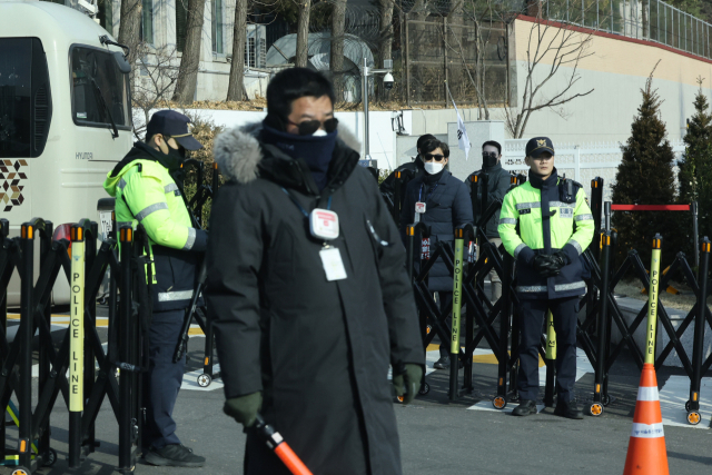 고위공직자범죄수사처가 내란 수괴(우두머리)·직권남용 혐의를 받는 윤석열 대통령의 체포영장을 유효기간인 6일 이전에 집행하겠다고 밝힌 1일 오후 서울 용산구 한남동 대통령 관저 입구에서 경찰이 경계근무를 서고 있다. 연합뉴스