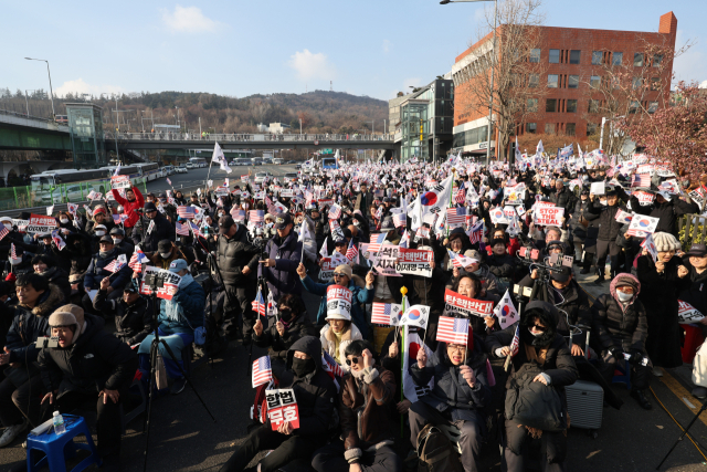 1일 오후 서울 용산구 한남동 대통령 관저 인근에서 윤석열 대통령 탄핵 반대 집회가 열리고 있다.연합뉴스