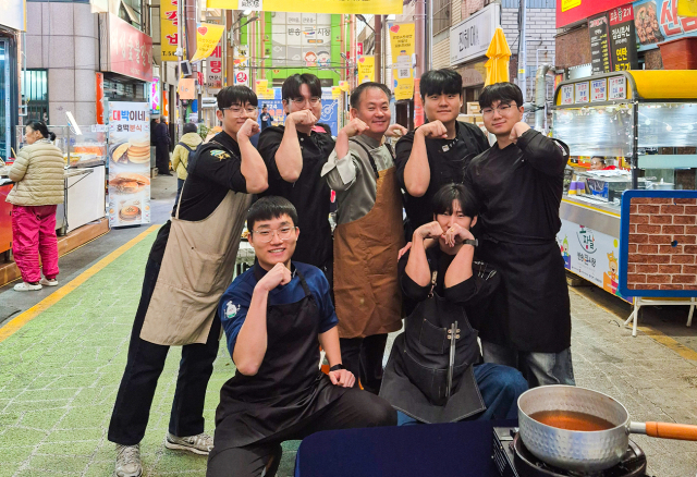 영산대학교 K-Food조리전공이 부산 해운대구 반송큰시장과 'K-푸드파이터 경진대회'를 진행하고 기념촬영을 하고 있다. 사진제공=영산대