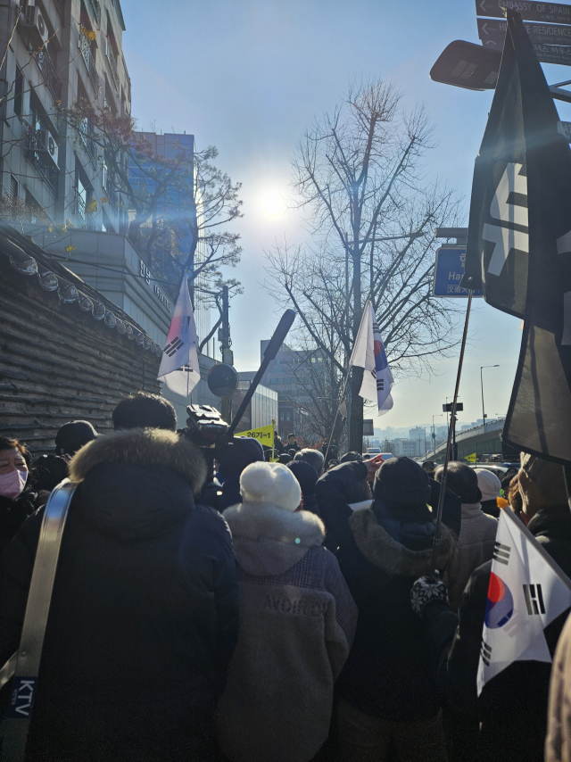 집회 참석자들이 2일 오전 용산구 한남동 관저로 몰리고 있다. 장형임 기자