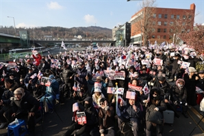 尹측 "경찰 체포·수색 지원 위법"…"영장집행시 즉각 체포"