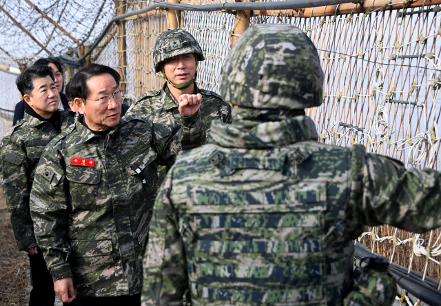 유정복 인천시장 1일 강화도 해병대 2사단 5여단을 방문해 접경지역 철책 도보순찰을 하며 안보상황을 점검하고 있다. 사진제공=인천시