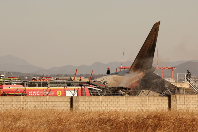 지난해 12월 29일 전남 무안국제공항 활주로에 여객기가 추락해 사고 수습이 이뤄지고 있다. 뉴스1