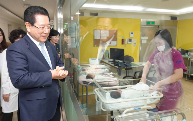 김영록 전남도지사가 지난해 5우러 27일 순천시 현대여성아동병원에서 개원한 ‘전남공공산후조리원 5호점’ 신생아실을 둘러보고 있다. 사진 제공=전라남도