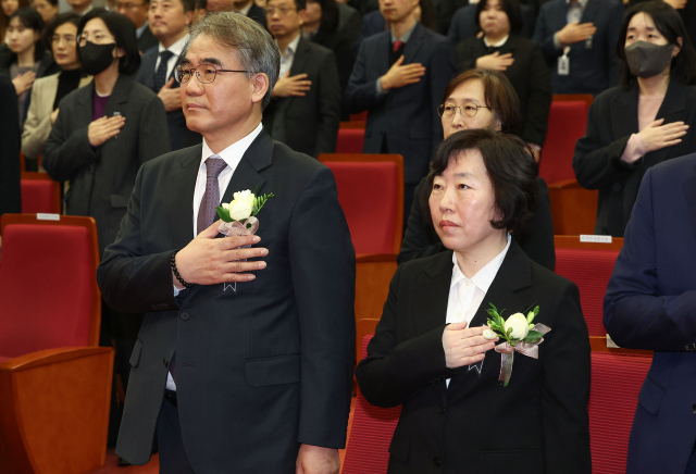 정계선(앞줄 오른쪽), 조한창 신임 헌법재판관이 2일 서울 종로구 헌법재판소에서 열린 취임식 및 시무식에서 국기에 경례하고 있다. 연합뉴스