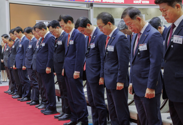 2일 오전 서울 여의도 한국거래소(KRX) 홍보관에서 열린 2025 증권파생시장 개장식에서 내빈들이 희생자를 추모하는 묵념을 하고 있다. 권욱 기자 2025.1.2