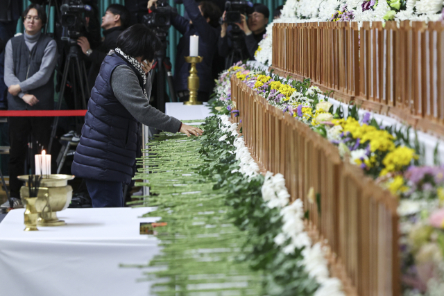 "봉사하던 좋은 분 먼저 보내"…제주항공 참사 희생자, 눈물 속 첫 발인