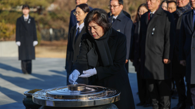 강정애 국가보훈부 장관이 이희완 차관, 국장급 공무원들과 함께 2일 오전 서울 동작구 국립서울현충원에서 참배하고 있다. /사진제공=보훈부