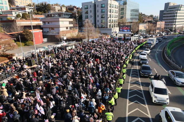 2일 오후 서울 용산구 한남동 대통령 관저 인근에서 탄핵 반대 집회가 열리고 있다. 연합뉴스