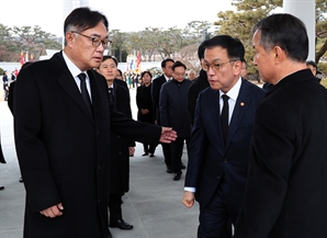 崔대행-대통령실 갈등 일단 봉합…정진석 실장 사의 접고 업무 수행