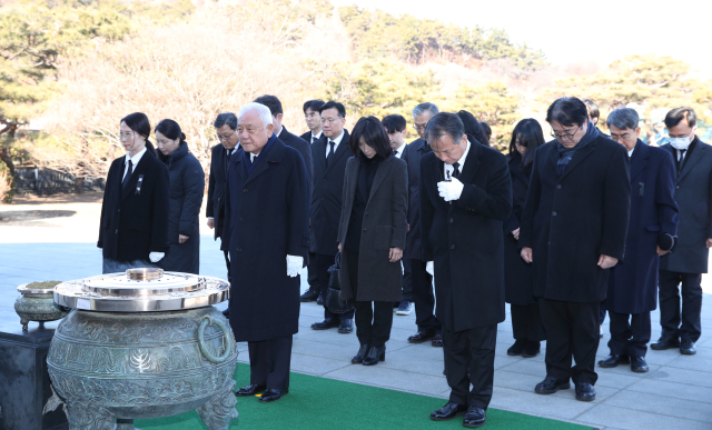 김한길 국민통합위 위원장이 2일 통합위 관계자들과 새해를 맞아 서울 현충원을 참배하고 있다. 사진제공=국민통합위