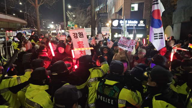 2일 밤 서울 용산구 한남동 대통령 관저 인근에서 보수단체 집회 참석자들이 관저 방향으로의 통행을 요구하며 경찰과 대치하고 있다. 채민석 기자