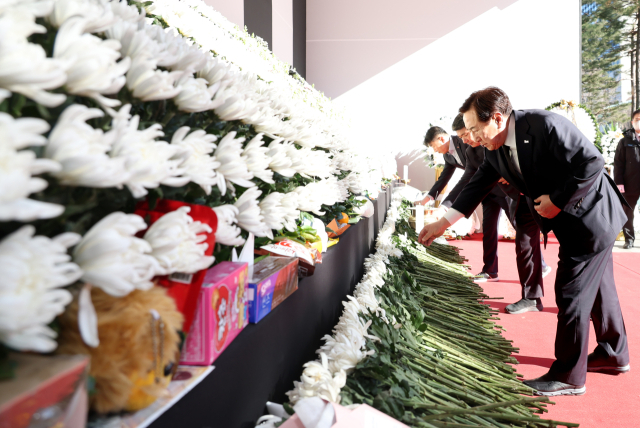 김기문 중기중앙회장이 2일 서울시청 본관 앞에 마련된 ‘제주항공 여객기 사고 희생자 합동분향소’를 찾아 조의를 표하고 있다. 사진 제공=중기중앙회