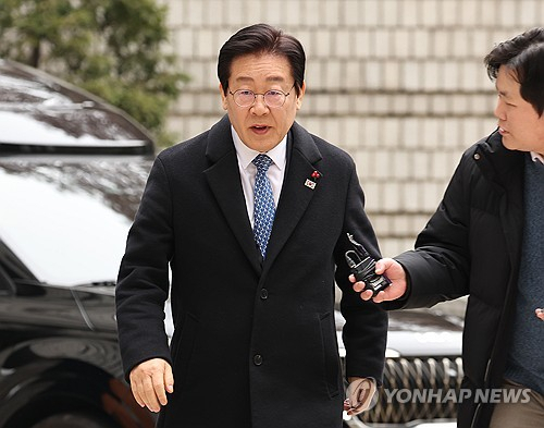 이재명 더불어민주당 대표가 지난해 12월 20일 서울 서초구 서울중앙지법에서 열린 ‘대장동 배임·성남FC 뇌물’ 관련 1심 속행 공판에 출석하기 위해 법정으로 향하고 있다. 연합뉴스