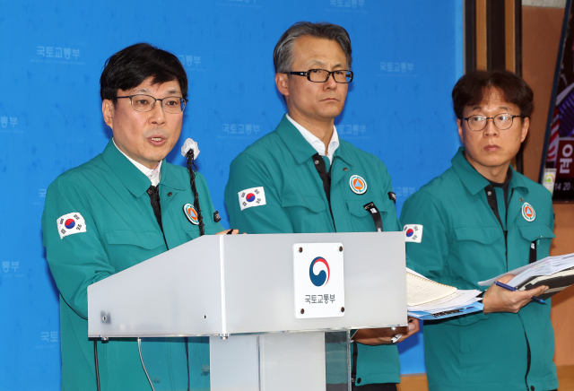 주종완 국토교통부 항공정책실장(왼쪽 첫번째)이 2일 정부세종청사에서 열린 '무안 공항 제주항공 여객기 사고 브리핑'에서 기자들의 질문에 답하고 있다. 연합뉴스