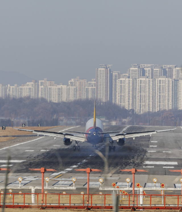 2일 서울 김포국제공항 활주로 남단 끝에 항공기의 착륙을 돕는 방위각 시설(로컬라이저)이 지면에 설치돼 있다. 연합뉴스