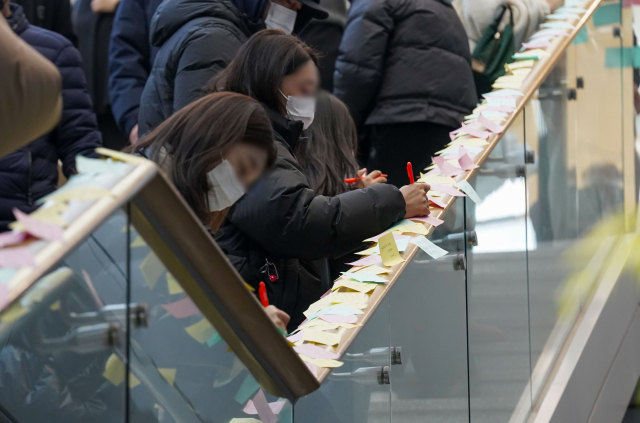 1일 전남 무안국제공항 여객터미널 1층 계단에서 시민들이 추모글을 남기고 있다. 뉴스1