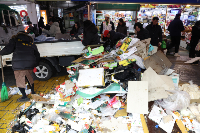 지난해 12월 31일 서울 양천구 목동깨비시장에 차량이 돌진해 관계자들이 사고 수습작업을 하고 있다. 연합뉴스