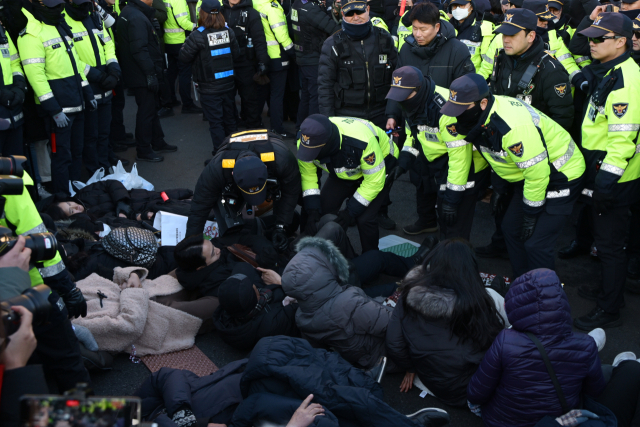 고위공직자범죄수사처가 내란 수괴(우두머리)·직권남용 혐의를 받는 윤석열 대통령의 체포영장을 유효기간인 6일 이전에 집행하겠다고 밝힌 가운데 2일 용산구 한남동 대통령 관저 정문 앞에서 경찰들이 지지자 등을 해산시키고 있다. 성형주 기자