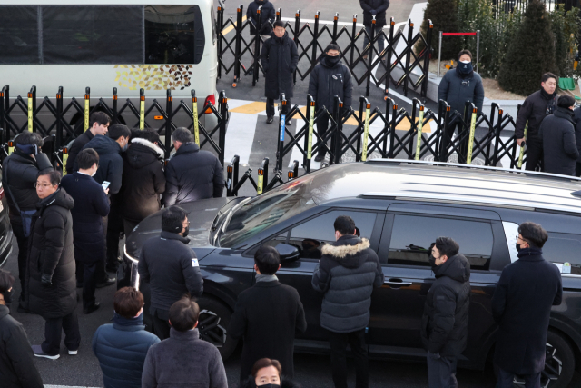 윤석열 대통령의 체포영장을 집행하기 위해 나선 고위공직자범죄수사처(공수처) 수사관들을 태운 차량이 3일 서울 한남동 대통령 관저 입구에 도착해 대기하고 있다. 연합뉴스