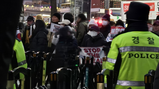 3일 서울 한남동 대통령 관저 앞에서 윤석열 대통령 지지자들이 집회를 하고 있다.이승령 기자