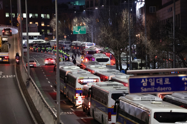 고위공직자범죄수사처가 윤석열 대통령에 대한 체포영장 집행에 나선 3일 서울 용산구 한남동 대통령 관저 앞 도로에 다수의 경찰과 경찰버스가 배치되어 있다. 연합뉴스