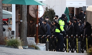 [속보] 공수처, 관저 군부대 저지 뚫고 '최근접' 경호처와 대치