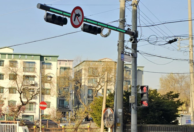 연무동에 설치된 스마트 횡단보도. 사진 제공 = 수원시