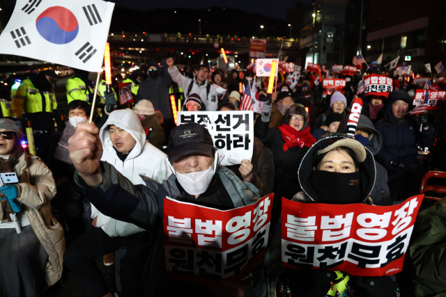 체포영장 집행 반대하는 윤 대통령 지지자들. 연합뉴스