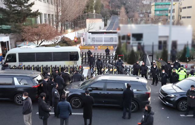 헌정사상 첫 현직 대통령 체포영장 집행…고요한 대통령실