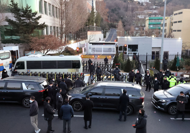 윤석열 대통령의 체포영장을 집행하기 위해 나선 고위공직자범죄수사처 수사관들을 태운 차량이 3일 서울 용산구 한남동 대통령 관저 입구에 도착해 대기하고 있다. 연합뉴스