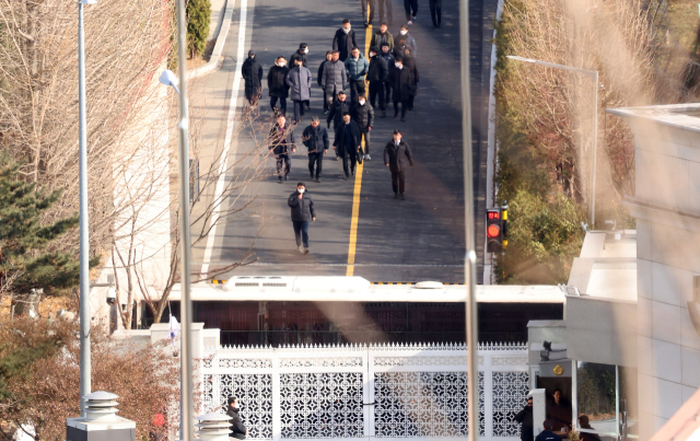 고위공직자범죄수사처가 윤석열 대통령의 체포영장 집행에 나선 3일 서울 용산구 한남동 대통령 관저 경내에서 공수처 수사관, 경찰 등 관계자들이 내려오고 있다. 성형주 기자