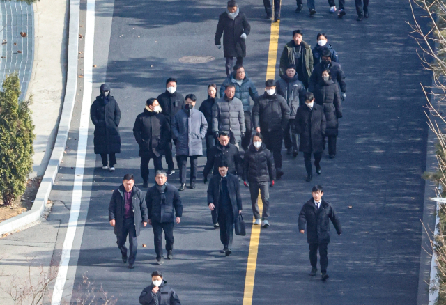 고위공직자범죄수사처 이대환 부장검사 등 수사관들이 3일 서울 용산구 한남동 윤석열 대통령 관저에서 체포 영장 집행에 실패한 뒤 관저에서 철수하고 있다. 연합뉴스