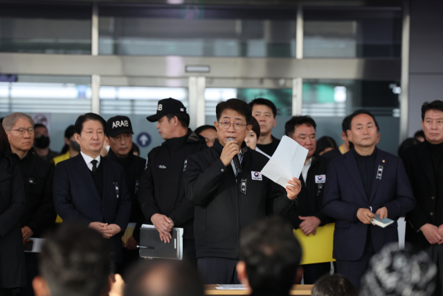 박상우 국토교통부 장관이 3일 전남 무안국제공항에서 유가족을 대상으로 제주항공 여객기 참사 관련 브리핑을 하고 있다. 연합뉴스