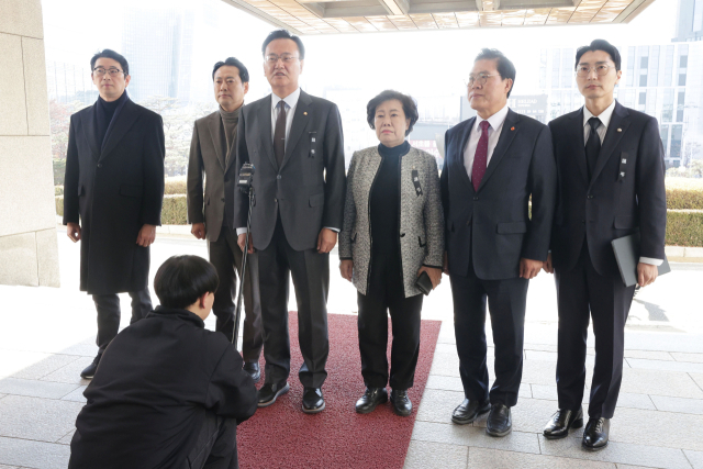 국회 법제사법위원회 소속 국민의힘 의원들이 윤석열 대통령에게 영장 발부 규탄을 위해 3일 서울 대법원을 방문하고 있다. 연합뉴스